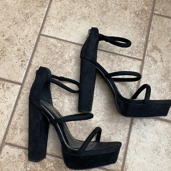 Strappy black heels - Picture 2 of 3